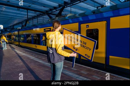 ROTTERDAM - die Intercity New Generation (ICNG) kommt vom Amsterdamer Zentrum am Rotterdamer Zentrum an. Der Zug ist auch für die Hochgeschwindigkeitsstrecke und die belgische Bahn geeignet. Anp MARCO DE SWART niederlande raus - belgien raus Stockfoto