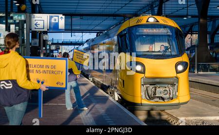 ROTTERDAM - die Intercity New Generation (ICNG) kommt vom Amsterdamer Zentrum am Rotterdamer Zentrum an. Der Zug ist auch für die Hochgeschwindigkeitsstrecke und die belgische Bahn geeignet. Anp MARCO DE SWART niederlande raus - belgien raus Stockfoto