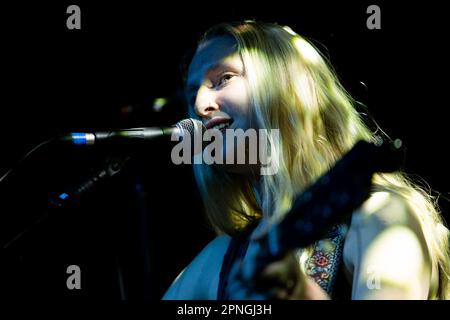 Mailand, Italien. 18. April 2023. Billie Marten tritt am 18 2023. April live in Alcatraz in Mailand auf (Foto: Mairo Cinquetti/NurPhoto). Kredit: NurPhoto SRL/Alamy Live News Stockfoto