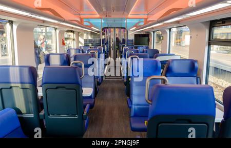 ROTTERDAM - Intercity New Generation (ICNG) im Zentrum von Rotterdam. Der Zug, der auch für die Hochgeschwindigkeitsstrecke und die belgische Bahn geeignet ist, erlebte seinen ersten Probelauf auf der Strecke Amsterdam-Rotterdam. Anp MARCO DE SWART niederlande raus - belgien raus Stockfoto