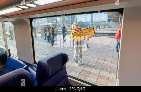 ROTTERDAM - die Intercity New Generation (ICNG) im Zentrum von Rotterdam. Der Zug, der auch für die Hochgeschwindigkeitsstrecke und die belgische Bahn geeignet ist, erlebte seinen ersten Probelauf auf der Strecke Amsterdam-Rotterdam. Anp MARCO DE SWART niederlande raus - belgien raus Stockfoto