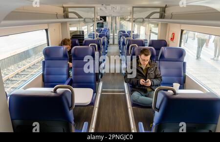 ROTTERDAM - Intercity New Generation (ICNG) im Zentrum von Rotterdam. Der Zug, der auch für die Hochgeschwindigkeitsstrecke und die belgische Bahn geeignet ist, erlebte seinen ersten Probelauf auf der Strecke Amsterdam-Rotterdam. Anp MARCO DE SWART niederlande raus - belgien raus Stockfoto