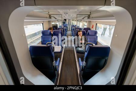 ROTTERDAM - Intercity New Generation (ICNG) im Zentrum von Rotterdam. Der Zug, der auch für die Hochgeschwindigkeitsstrecke und die belgische Bahn geeignet ist, erlebte seinen ersten Probelauf auf der Strecke Amsterdam-Rotterdam. Anp MARCO DE SWART niederlande raus - belgien raus Stockfoto