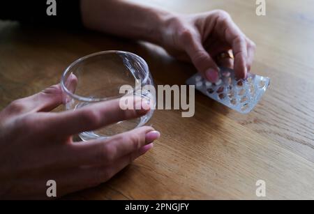 Berlin, Deutschland. 17. April 2023. Eine Frau nimmt eine Tablette. Kredit: Annette Riedl/dpa/Alamy Live News Stockfoto