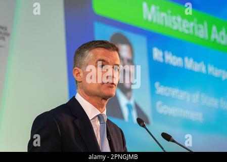 Verkehrsminister Mark Harper, MP, sprach nach seiner Teilnahme an der Tagung des Jet Zero Council auf dem Weltgipfel für nachhaltige Entwicklung in Farnborough. Netto-Null-Ziel Stockfoto