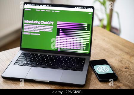 Berlin, Deutschland. 18. April 2023. Auf dem Monitor eines Mobiltelefons sehen Sie das ChatGPT-Logo. Kredit: Hannes P. Albert/dpa/Alamy Live News Stockfoto