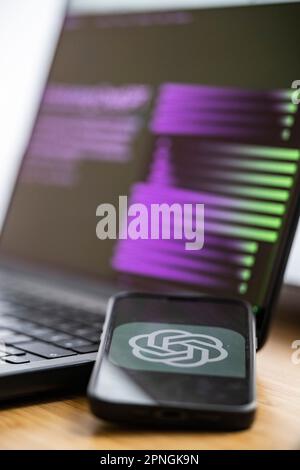 Berlin, Deutschland. 18. April 2023. Auf dem Monitor eines Mobiltelefons sehen Sie das ChatGPT-Logo. Kredit: Hannes P. Albert/dpa/Alamy Live News Stockfoto