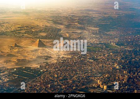 Die Pyramiden von Gizeh aus der Vogelperspektive Stockfoto