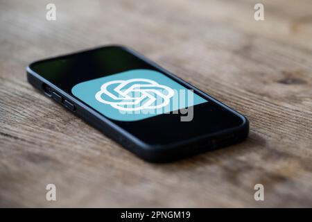 Berlin, Deutschland. 18. April 2023. Auf dem Monitor eines Mobiltelefons sehen Sie das ChatGPT-Logo. Kredit: Hannes P. Albert/dpa/Alamy Live News Stockfoto