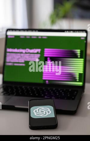 Berlin, Deutschland. 18. April 2023. Auf einem Laptop ist die Website des Unternehmens OpenAI geöffnet. Kredit: Hannes P. Albert/dpa/Alamy Live News Stockfoto