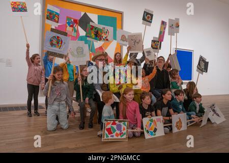 Tate Modern, London, Großbritannien. 19. April 2023 Die führenden Künstler Es Devlin, Mark Wallinger und Bob und Roberta Smith zeigen gemeinsam mit ihren Schülern die Artenvielfalt in Großbritannien im Rahmen des vom Art Fund geleiteten Wild Escape auf der Tate Modern am Mittwoch, den 19. April vor dem Earth Day am 22. April. Eine besondere Aktivität für Kinder findet um einen Höhepunkt der Sammlung statt, Matisses berühmte Collage die Schnecke, die den Hintergrund des Ereignisses bildet. Kinder teilen ihre eigenen Bilder, die von diesem legendären Werk inspiriert sind, und die Künstler stellen ihre von Tieren inspirierten Kunstwerke in Museumssammlungen aus. Kredit: Mal Stockfoto