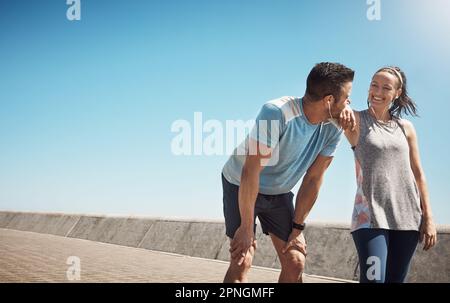 Wettrennen bis zum Ziel. Ein junges Paar auf der Promenade joggen. Stockfoto
