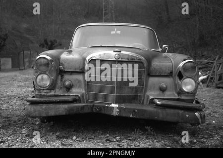 Aufgegebener Mercedes-Benz 220 SEB Fintail, Saint-Denis-Catus, Lot Department, Frankreich Stockfoto