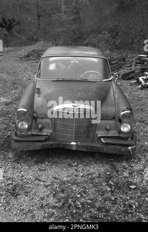 Aufgegebener Mercedes-Benz 220 SEB Fintail, Saint-Denis-Catus, Lot Department, Frankreich Stockfoto