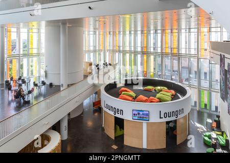 Moderne, flexible Architektur und konsequenter Einsatz von digitalen Medien machen das Orestad Gymnasium in Kopenhagen zum weltweiten Vorbild für Schu Stockfoto