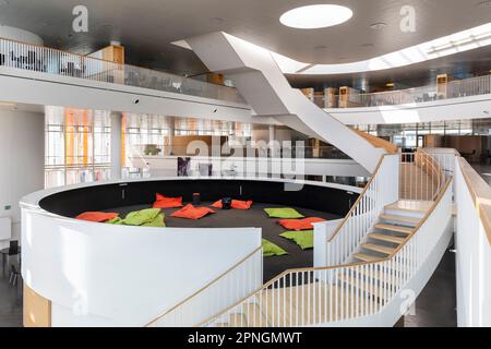 Moderne, flexible Architektur und konsequenter Einsatz von digitalen Medien machen das Orestad Gymnasium in Kopenhagen zum weltweiten Vorbild für Schu Stockfoto