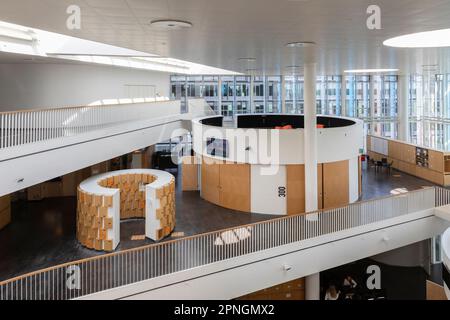 Moderne, flexible Architektur und konsequenter Einsatz von digitalen Medien machen das Orestad Gymnasium in Kopenhagen zum weltweiten Vorbild für Schu Stockfoto