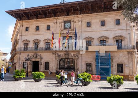 Palma, Spanien - 30. März 2023. Ajuntament de Palma, das große Haus, das Haus von Cort. Stadtgebäude aus dem 17. Jahrhundert mit einem traditionellen Mallorca-Stall Stockfoto