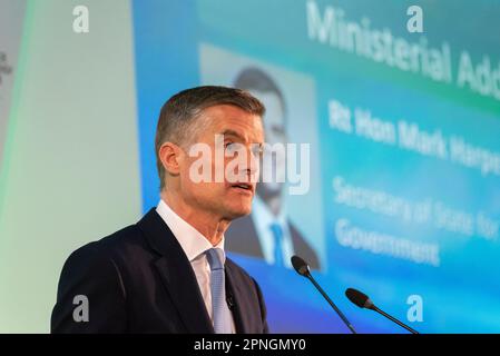 Verkehrsminister Mark Harper, MP, sprach nach seiner Teilnahme an der Tagung des Jet Zero Council auf dem Weltgipfel für nachhaltige Entwicklung in Farnborough. Netto-Null-Ziel Stockfoto