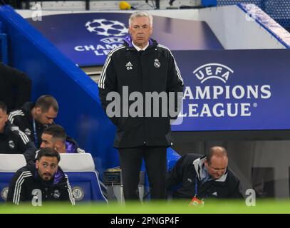 London, Großbritannien. 18. April 2023. 18. April 2023 - Chelsea gegen Real Madrid - UEFA Champions League - Stamford Bridge Real Madrid Cheftrainer Carlo Ancelotti während des Champions League-Spiels auf der Stamford Bridge, London. Bildkredit: Mark Pain/Alamy Live News Stockfoto