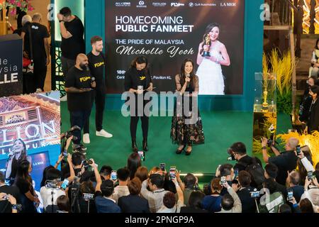 KL, Malaysia - April 18,2023 : Michelle Yeohs öffentliches Heimspiel-Fantreffen im Pavilion Kuala Lumpur, nachdem sie den Oscars-Preis für die beste Schauspielerin 2023 gewann Stockfoto
