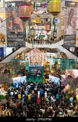 KL, Malaysia - April 18,2023 : Michelle Yeohs öffentliches Heimspiel-Fantreffen im Pavilion Kuala Lumpur, nachdem sie den Oscars-Preis für die beste Schauspielerin 2023 gewann Stockfoto