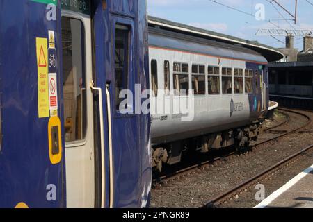 Am 18. April 2023 fuhren zwei Nordeuropa-Supersprintfahrzeuge mit Dieselmotor am Bahnhof Carnforth vorbei. Stockfoto