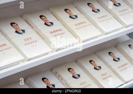 Am ersten Tag der Londoner Buchmesse in der Olympia-Ausstellungshalle von Hammersmith am 18. April 2023 in London, England, wird auf der „China International Publishing Group“ (CIPO) eine russisch-chinesische Ausgabe von „The Governance of China“ des chinesischen Präsidenten Xi Jinping ausgestellt. "The Governance of China" ist eine Sammlung von Reden und Schriften in vier Bänden von Xi Jinping, dem Generalsekretär der Kommunistischen Partei Chinas. Stockfoto