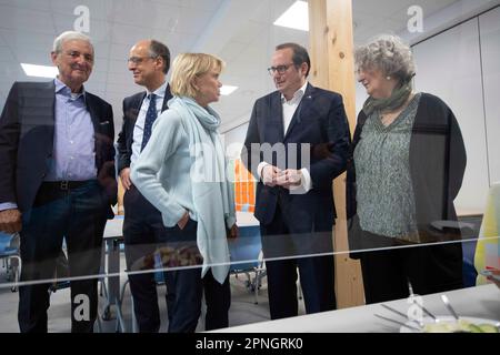 Von links: Dieter HERMANN (Ehemann von Uschi Glas), Dr. Urban MAUER, Staatssekretär im Ministerium für Schule und Bildung des Landes Nordrhein-Westfalen /3.von links nach rechts, Uschi GLAS, Essener Oberbürgermeister Thomas KUFEN, Und Vera ECKARDT (Prokejtführung Brotzeit im östlichen Ruhrgebiet) das Brotzeitprojekt sollte Kindern mit Frühstück den Schultag ermöglichen, Schauspielerin Uschi GLAS, Vorsitzende des Verwaltungsrats des Brotzeitprojekts, besucht die Schule Bischof von Ketteler in Essen, 19.04.2023, Stockfoto