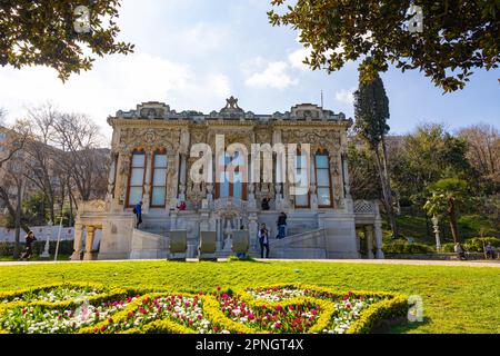 Blick auf Ihlamur Pavilion oder Ihlamur Kasri vom Garten. Istanbul Turkiye - 3.24.2023 Stockfoto