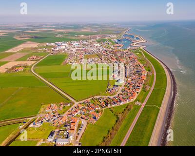 High Angle Drone Point of View im Dorf Oudeschild auf der Insel Texel, Niederlande. Das Wattenmeer ist auf der rechten Seite zu sehen. Stockfoto