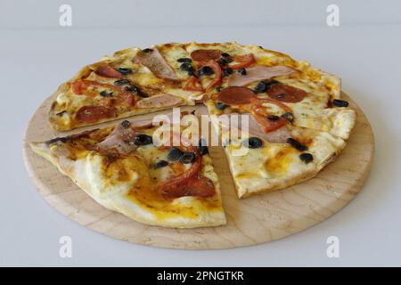 3D-Rendering - Pizza auf Holzbrett isoliert auf weißem Hintergrund hochwertige Details Stockfoto