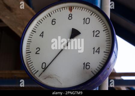 Altes Rundmanometer mit Skala und Pfeilen im Nahbereich. Stockfoto