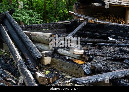 Durch Feuer zerstört Holzhaus komplett niedergebrannt Ruinen eines verbrannten Holzhauses nach einem Brand . Stockfoto