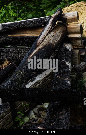 Durch Feuer zerstört Holzhaus komplett niedergebrannt Ruinen eines verbrannten Holzhauses nach einem Brand . Stockfoto