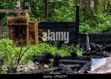 Durch Feuer zerstört Holzhaus komplett niedergebrannt Ruinen eines verbrannten Holzhauses nach einem Brand . Stockfoto