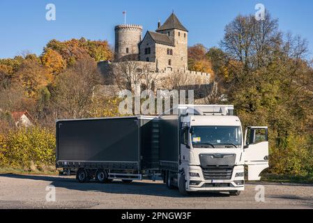 Lastwagen auf dem Hintergrund der Burg. LKW mit Auflieger in grauer Farbe. LKW-Foto für Kalender. Autotransport. Stockfoto