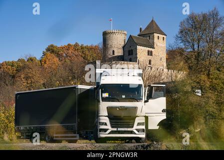 Lastwagen auf dem Hintergrund der Burg. LKW mit Auflieger in grauer Farbe. LKW-Foto für Kalender. Autotransport. Stockfoto