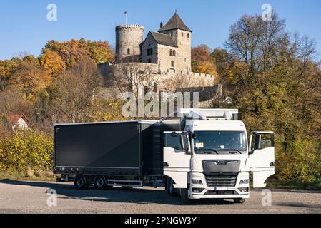 Lastwagen auf dem Hintergrund der Burg. LKW mit Auflieger in grauer Farbe. LKW-Foto für Kalender. Autotransport. Stockfoto