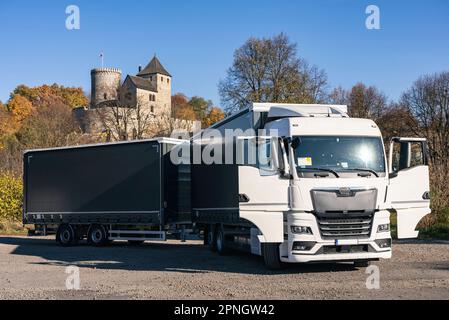 Lastwagen auf dem Hintergrund der Burg. LKW mit Auflieger in grauer Farbe. LKW-Foto für Kalender. Autotransport. Stockfoto