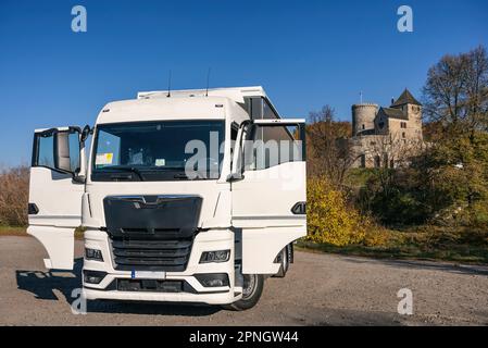 Lastwagen auf dem Hintergrund der Burg. LKW mit Auflieger in grauer Farbe. LKW-Foto für Kalender. Autotransport. Stockfoto