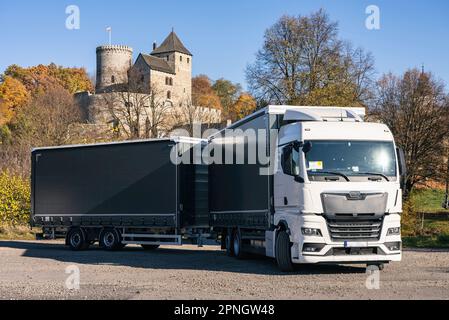 Lastwagen auf dem Hintergrund der Burg. LKW mit Auflieger in grauer Farbe. LKW-Foto für Kalender. Autotransport. Stockfoto