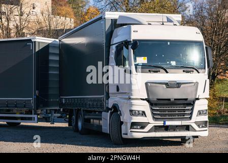 Lastwagen auf dem Hintergrund der Burg. LKW mit Auflieger in grauer Farbe. LKW-Foto für Kalender. Autotransport. Stockfoto