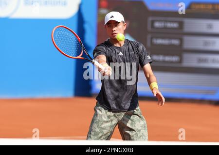 Barcelona, Spanien. 18. April 2023. BARCELONA, SPANIEN - 18. APRIL: .Wu Yibing aus China während des Barcelona Open Banc Sabadell 70 Trofeo Conde de Godo Day 2 Spiels gegen Diego Schwartzman und Wu Yibing im Real Club de Tenis Barcelona am 18. April 2023 in Barcelona, Spanien (Bild: © David Ramirez/DAX via ZUMA Press Wire) NUR REDAKTIONELLE VERWENDUNG! Nicht für den kommerziellen GEBRAUCH! Stockfoto