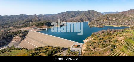 Der Kannaviou-Staudamm ist mit einer Kapazität von 17,2 Millionen Kubikmetern der viertgrößte Staudamm Zyperns und der drittgrößte Staudamm im Stadtteil Paphos. Stockfoto