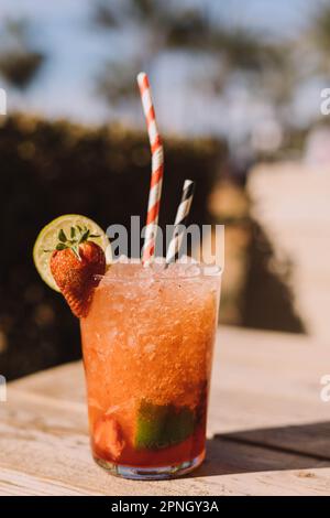 Mojito, traditioneller kubanischer Cocktail mit weißem Rum, Zucker, Limettensaft, Mineralwasser und Minzblättern. Stockfoto