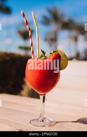 Ein Erdbeerdaiquiri ist ein köstlicher Cocktail mit Rum, Limettensaft, Zucker und frischen Erdbeeren Stockfoto