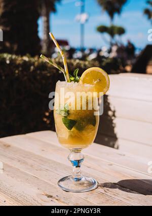 Mojito, traditioneller kubanischer Cocktail mit weißem Rum, Zucker, Limettensaft, Mineralwasser und Minzblättern. Stockfoto