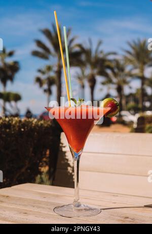 Ein Erdbeerdaiquiri ist ein köstlicher Cocktail mit Rum, Limettensaft, Zucker und frischen Erdbeeren Stockfoto