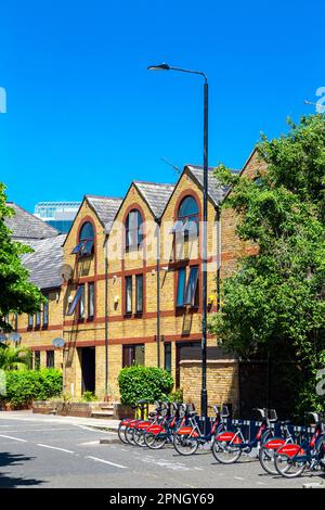 Brick Giebled Houses entlang Vaughan Way in Wapping, London, England, Großbritannien Stockfoto